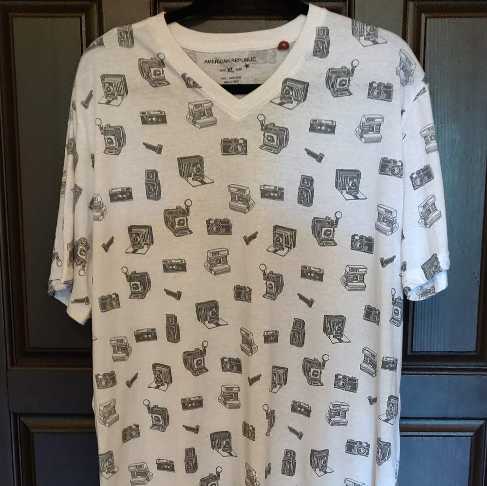 Men's American Republic XL v-neck shirt